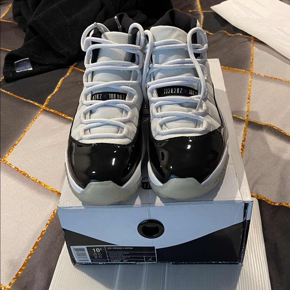 Jordan men air Jordon 11 Retro 11 black and white some damage on the box - Picture 5 of 9